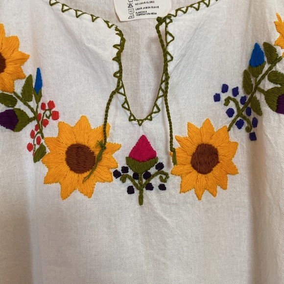 Cancun Mexico White Hand Sewn Sunflower Embroidered Short Sleeve Boxy Top NWT - Picture 7 of 10